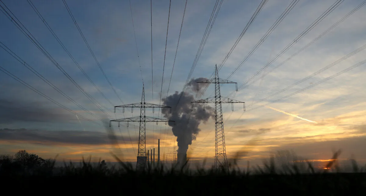 Electricity pylons and power lines leading from the Uniper coal power plant in Hanau, Germany, on Nov. 23, 2016. (Kai Pfaffenbach/Reuters)