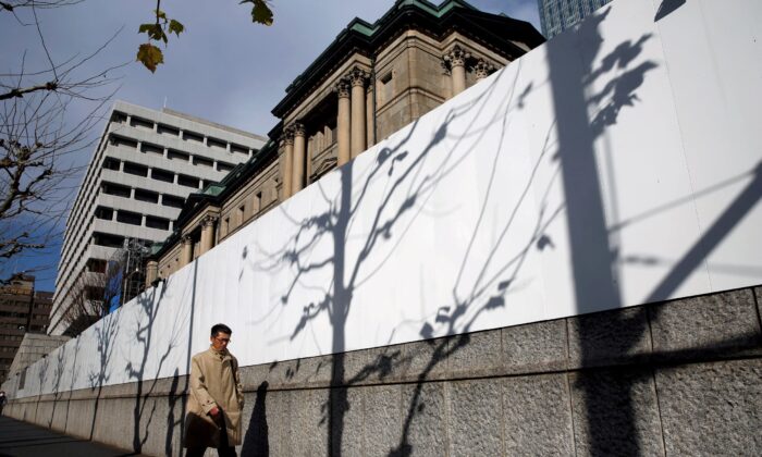 2018 年 1 月 15 日，一名男子走过日本东京的日本银行大楼。（Kim Kyung-Hoon/路透社）