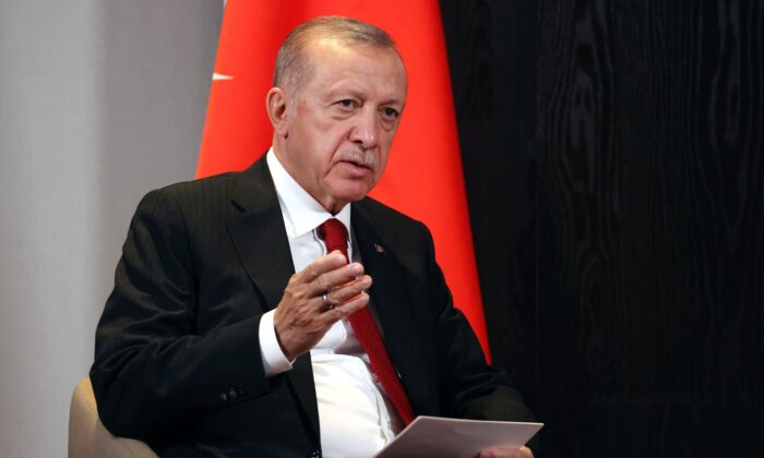 土耳其总统雷杰普·塔伊普·埃尔多安于 2022 年 9 月 16 日在撒马尔罕举行的上海合作组织领导人峰会期间与俄罗斯总统会晤。（Alexandr Demyanchuk/SPUTNIK/AFP via Getty Images）
