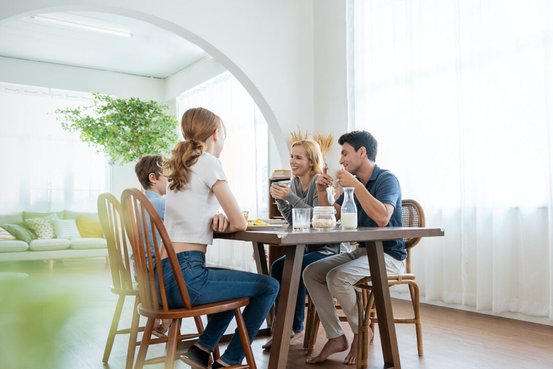 A stable sleep regimen can offer great benefits for the whole familly and promotes optimum physical and mental well-being.(paulaphoto/Shutterstock)