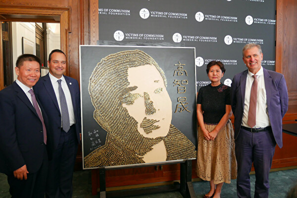Missing Chinese human rights lawyer Gao Zhisheng's wife Geng He (R2) joined by Acting Principal Deputy Assistant Secretary of State, Scott Busby (R1), founder and president of ChinaAid, Bob Fu (L1), and President and CEO of Victims Of Communism Memorial Foundation, Andrew Brandberg (L2) at the Victims of Communism Museum in Washington D.C., on Sept. 20, 2022.  (Li Chen/Epoch Times)