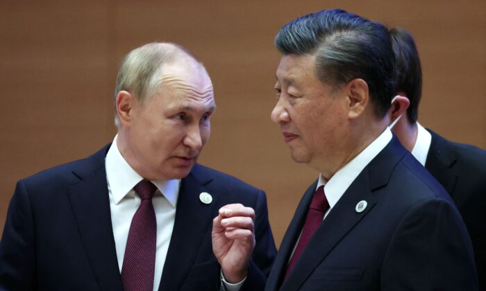 Russian President Vladimir Putin speaks to China's President Xi Jinping during the Shanghai Cooperation Organisation (SCO) leaders' summit in Samarkand on September 16, 2022. (Sergei Bobylov/SPUTNIK/AFP via Getty Images)