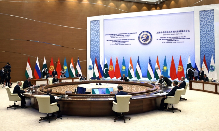 Russian President Vladimir Putin (L) attends the Shanghai Cooperation Organisation (SCO) leaders' summit in Samarkand on Sept. 16, 2022. (Sergei Bobylov/SPUTNIK/AFP via Getty Images)