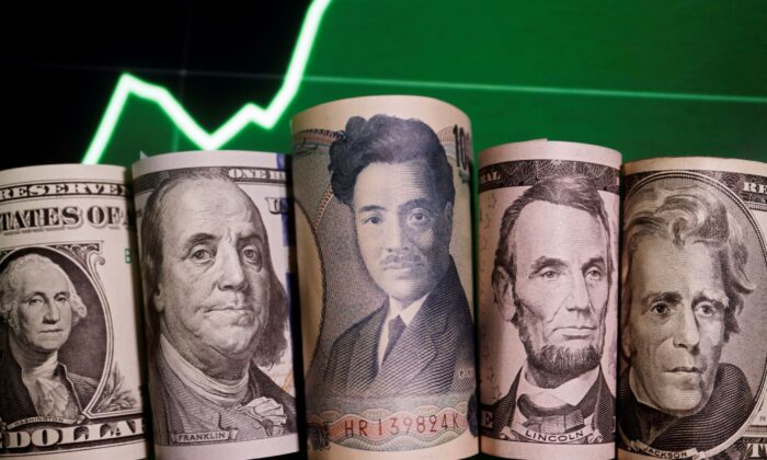 在这张 2022 年 6 月 16 日拍摄的插图图片中，可以看到日元和美元纸币的汇率图表。（Florence Lo/Illustration/Reuters）