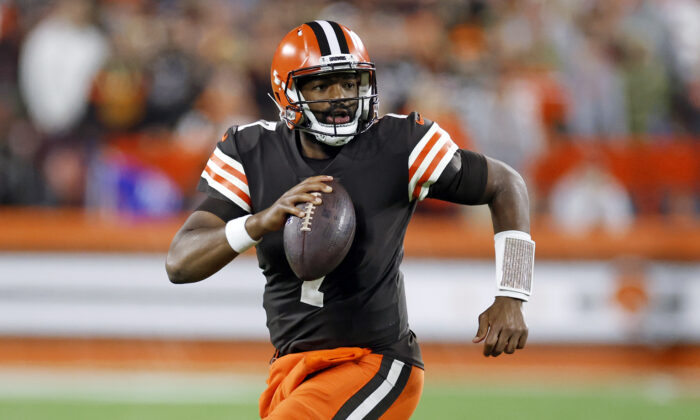 Cleveland Browns quarterback Jacoby Brissett scrambles for a short gain during the second half of an NFL football game against the Pittsburgh Steelers in Cleveland on Sept. 22, 2022. (Ron Schwane/AP Photo)