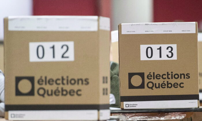 2018 年 10 月 1 日，魁北克选举日，蒙特利尔的一个投票站展示了投票箱。  （加拿大媒体/格雷厄姆休斯）