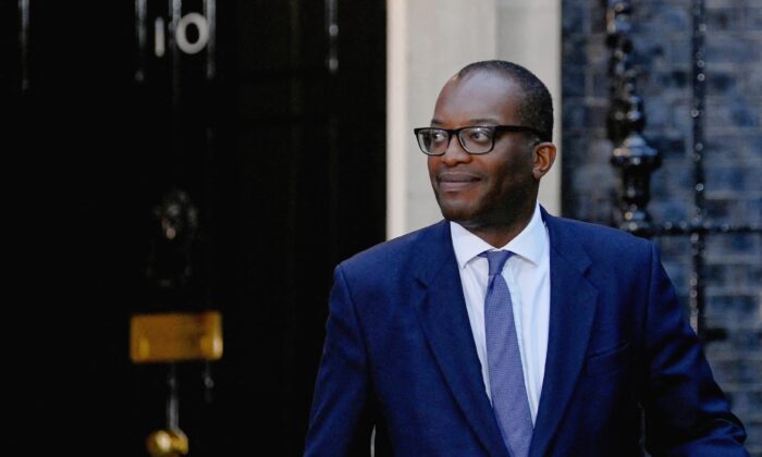 2022 年 9 月 6 日，英国财政大臣夸西·克瓦滕 (Kwasi Kwarteng) 在伦敦唐宁街 10 号外行走。（托比·梅尔维尔/路透社）


