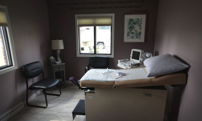 2019 年 6 月 19 日，在印第安纳州南本德的 Whole Woman's Health of South Bend 的检查室里，一台超声波机坐在检查台旁边。（Scott Olson/Getty Images）