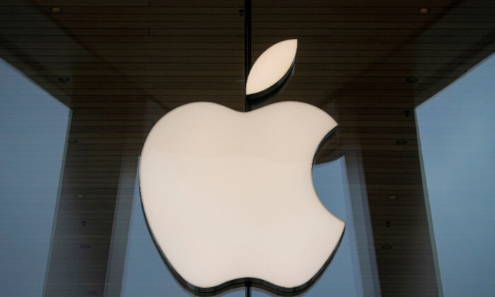 2020 年 10 月 23 日，纽约布鲁克林的一家 Apple Store 商店的 Apple 标志。（Brendan McDermid/路透社）