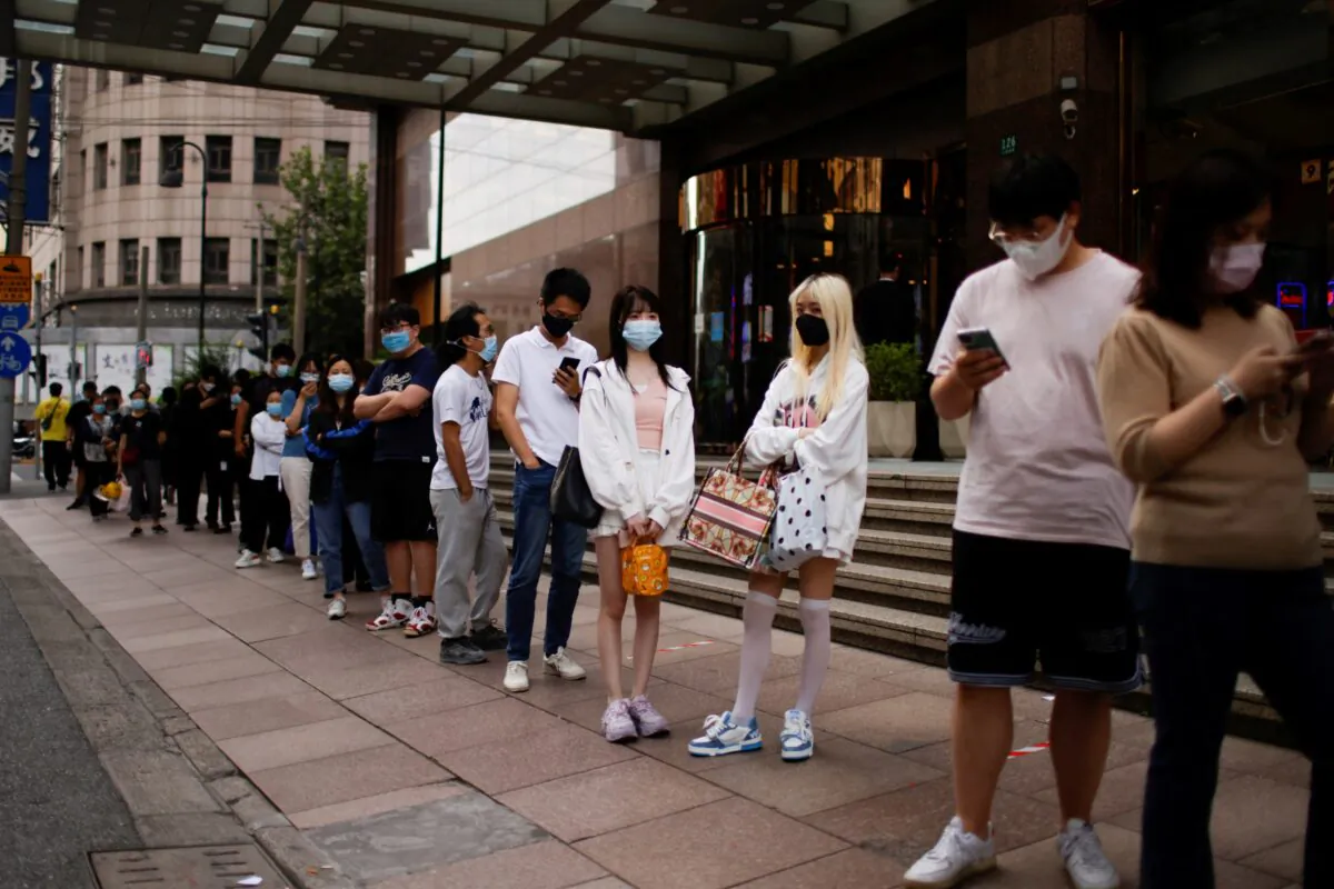 People line up to get tested for COVID-19 at a PCR testing site on a street in Shanghai on Sept. 21, 2022. (Aly Song/Reuters)