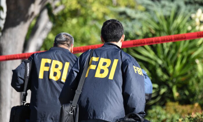 Các điều tra viên FBI đến một ngôi nhà.  (Robyn Beck/AFP qua Getty Images)