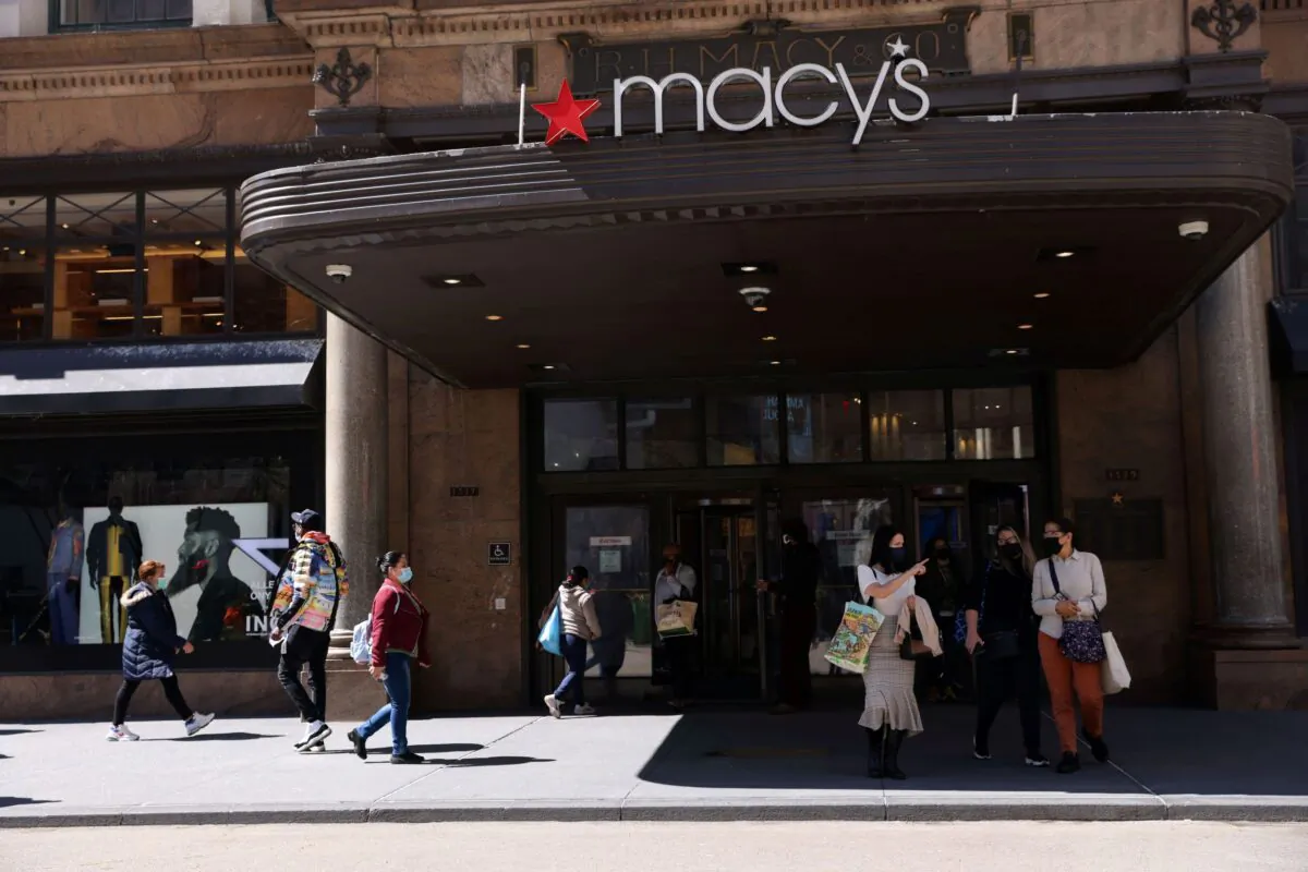 Shoppers are seen outside Macy's in the Manhattan borough of New York City, N.Y., on March 30, 2021. (Caitlin Ochs/Reuters)
