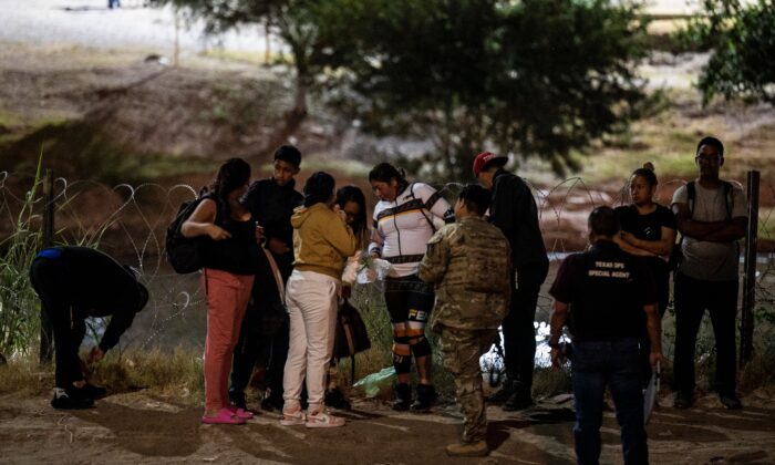 2022 年 6 月 30 日，美国边境巡逻队和国民警卫队在德克萨斯州伊格尔帕斯逮捕了非法移民。（Chandan Khanna/AFP via Getty Images）