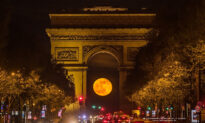 VIDEO: Photographer Captures Time Lapse of Full Moon Shining Through Arc de Triomphe in Paris