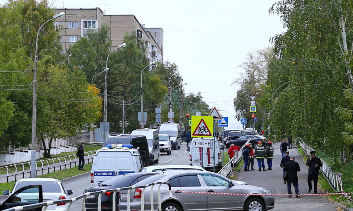 2022 年 9 月 26 日，警察和紧急服务人员在俄罗斯伊热夫斯克的一所学校枪击案现场附近工作。（斯金格/路透社）