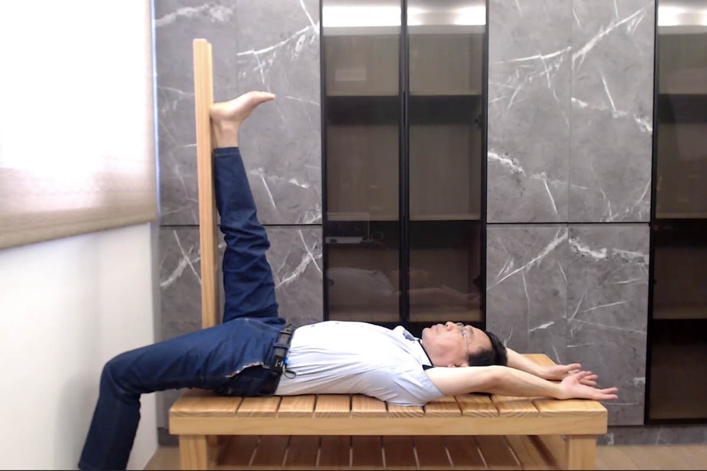 Dr. Wu Kuo-pin, Chair Stretch