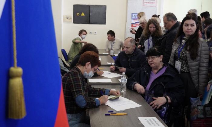 2022 年 9 月 24 日，来自俄罗斯关押的乌克兰地区的难民抵达顿河畔罗斯托夫的一个投票站，为公投投票。（Stringer/AFP via Getty Images）