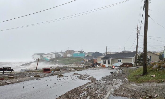 这张由 Wreckhouse Press 于 2022 年 9 月 24 日提供的讲义照片显示了后热带风暴菲奥娜在巴斯克港、纽芬兰和拉布拉多港造成的部分破坏。（加拿大新闻社/HO-Wreckhouse Press-Rosalyn Roy）
