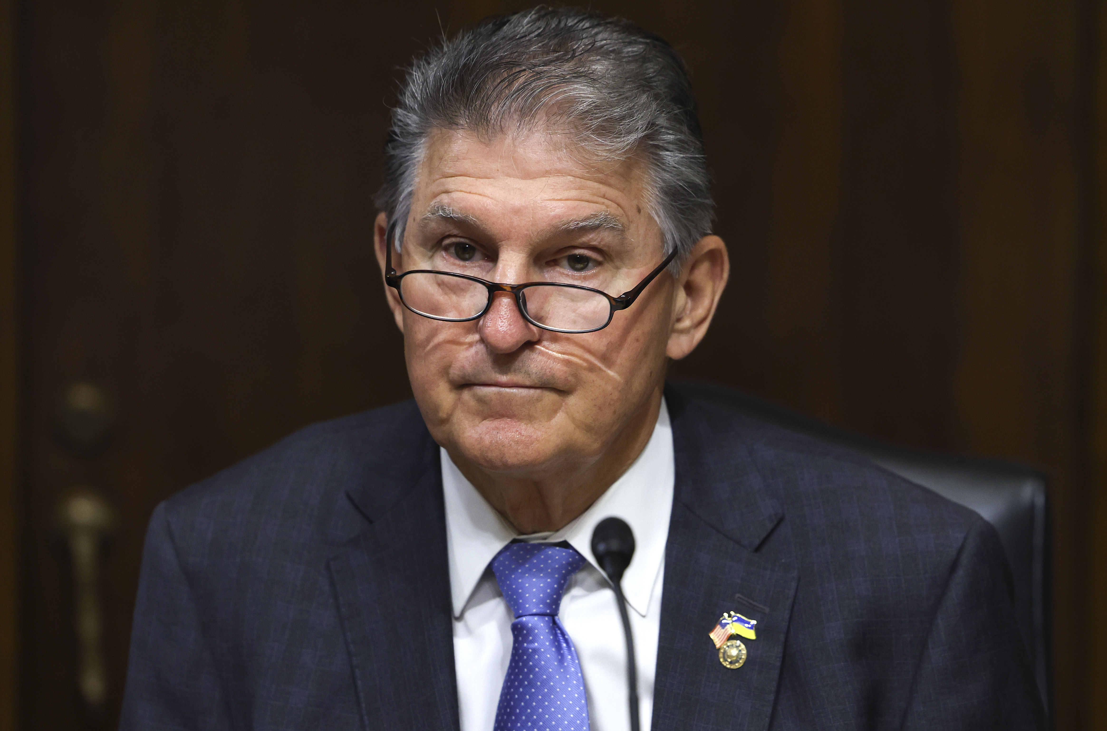 Sen. Manchin Criticizes Biden Administration's Pushing of ESG Rules to Phase Out Fossil Fuels - Vimarsana News