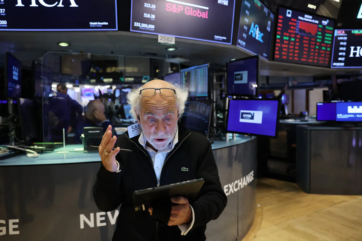 Traders work on the floor of the New York Stock Exchange (NYSE) in New York City on Sept. 23, 2022. (Spencer Platt/Getty Images)
