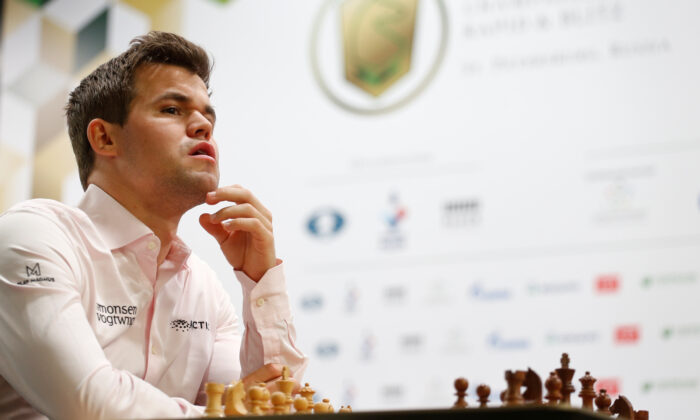 2018 年 12 月 26 日，在俄罗斯圣彼得堡举行的 2018 年世界快速和闪电战国际象棋锦标赛比赛前，挪威的马格努斯·卡尔森坐在棋盘前。（Anton Vaganov/路透社）