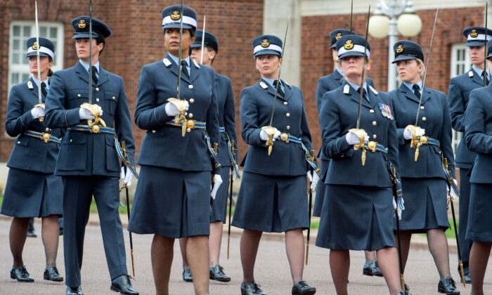 2020 年 7 月 16 日，在英格兰东部皇家空军学院克兰威尔举行的皇后中队和主权审查毕业典礼上，即将毕业的学员游行。（Julian Simmonds /Pool/AFP via Getty Images）