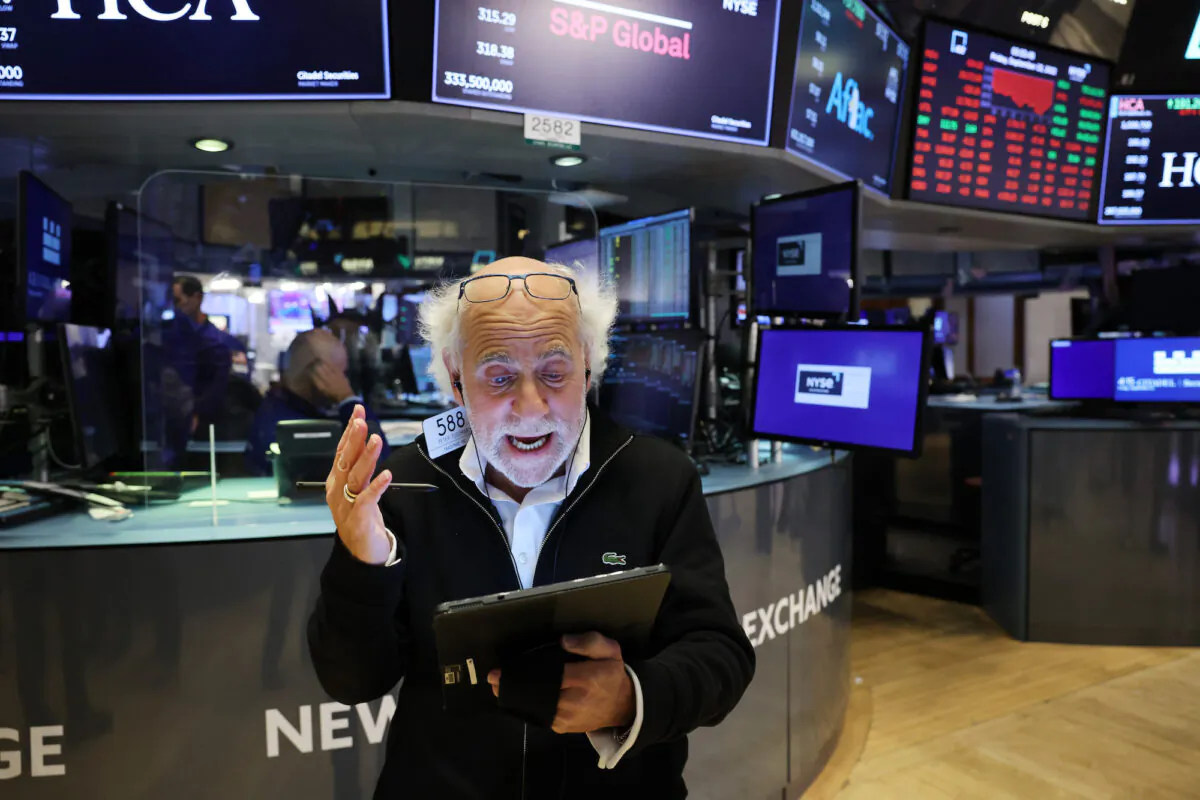 Traders work on the floor of the New York Stock Exchange in New York City, on Sept. 23, 2022. (Spencer Platt/Getty Images)
