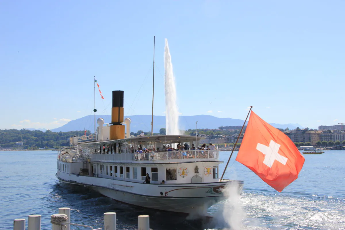 A boat on Lake Geneva, with the famous "jet d'eau" in the background. (GenèveTourisme)