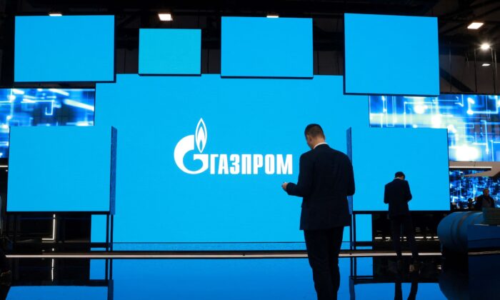 2022 年 9 月 15 日，在俄罗斯圣彼得堡举行的圣彼得堡国际天然气论坛上，俄罗斯天然气工业股份公司的标志出现在屏幕上。（Anton Vaganov/路透社）