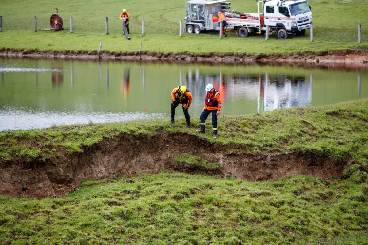 Emergency workers inspect the Dam that has threatened to burst in Echunga, South Australia, on Sept. 28, 2022. (AAP Image/Matt Turner)