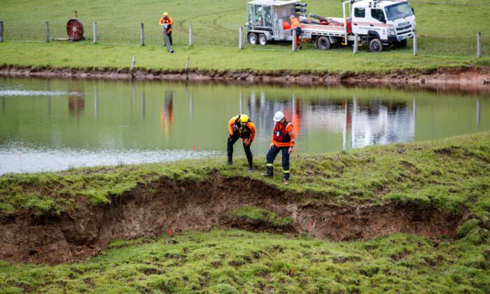 紧急救援人员于 2022 年 9 月 28 日在南澳大利亚州埃春加检查有可能决堤的大坝。（AAP Image/Matt Turner）