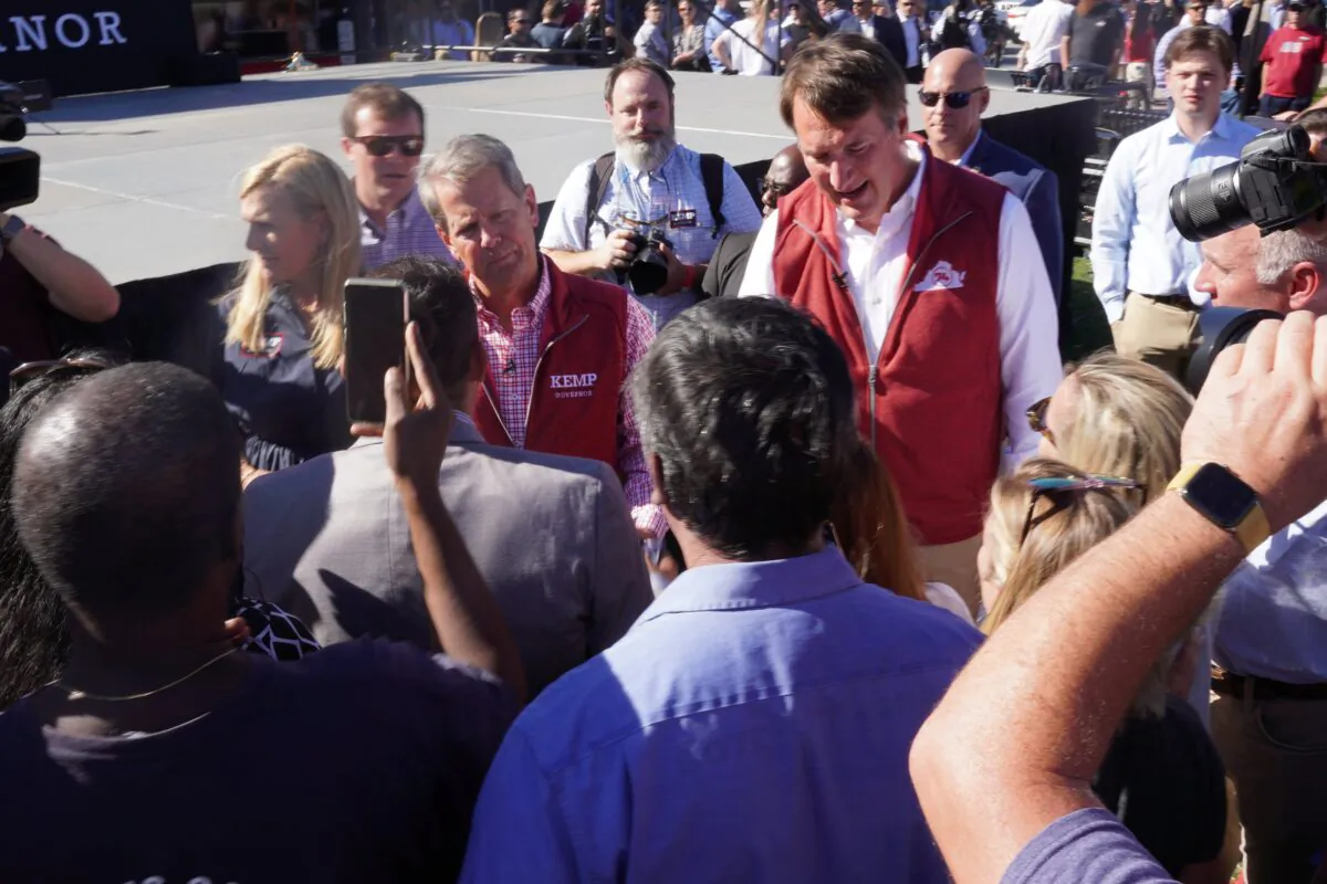 Govs. Brian Kemp of Georgia and Glenn Youngkin of Virginia campaign together in Alpharetta, Ga. on Sept. 27, 2022. (Dan M. Berger/The Epoch Times) 
