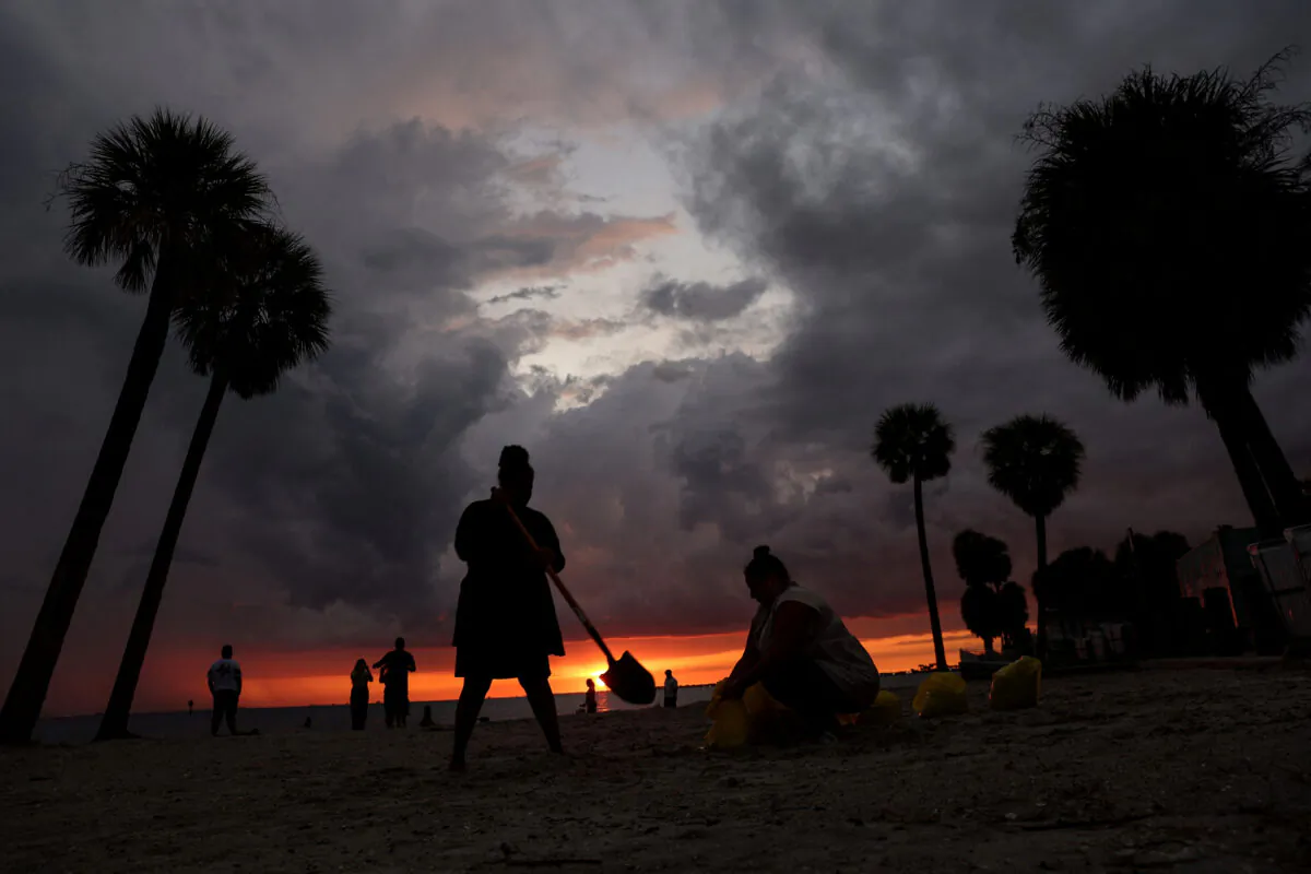 Local residents fill sandbags, as Hurricane Ian spun toward the state carrying high winds, torrential rains and a powerful storm surge, at Ben T. Davis Beach in Tampa, Fla., on Sept. 26, 2022. (Shannon Stapleton/Reuters)