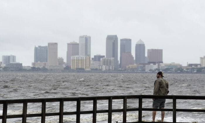 Ash Dugney 于 2022 年 9 月 28 日在佛罗里达州坦帕市的伊恩飓风前在压载点码头观看坦帕湾。（克里斯·奥米拉/美联社照片）