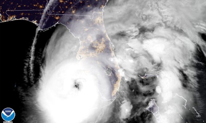 这张卫星图像显示了 2022 年 9 月 28 日佛罗里达州西南海岸附近的飓风伊恩。（美国国家海洋和大气管理局）