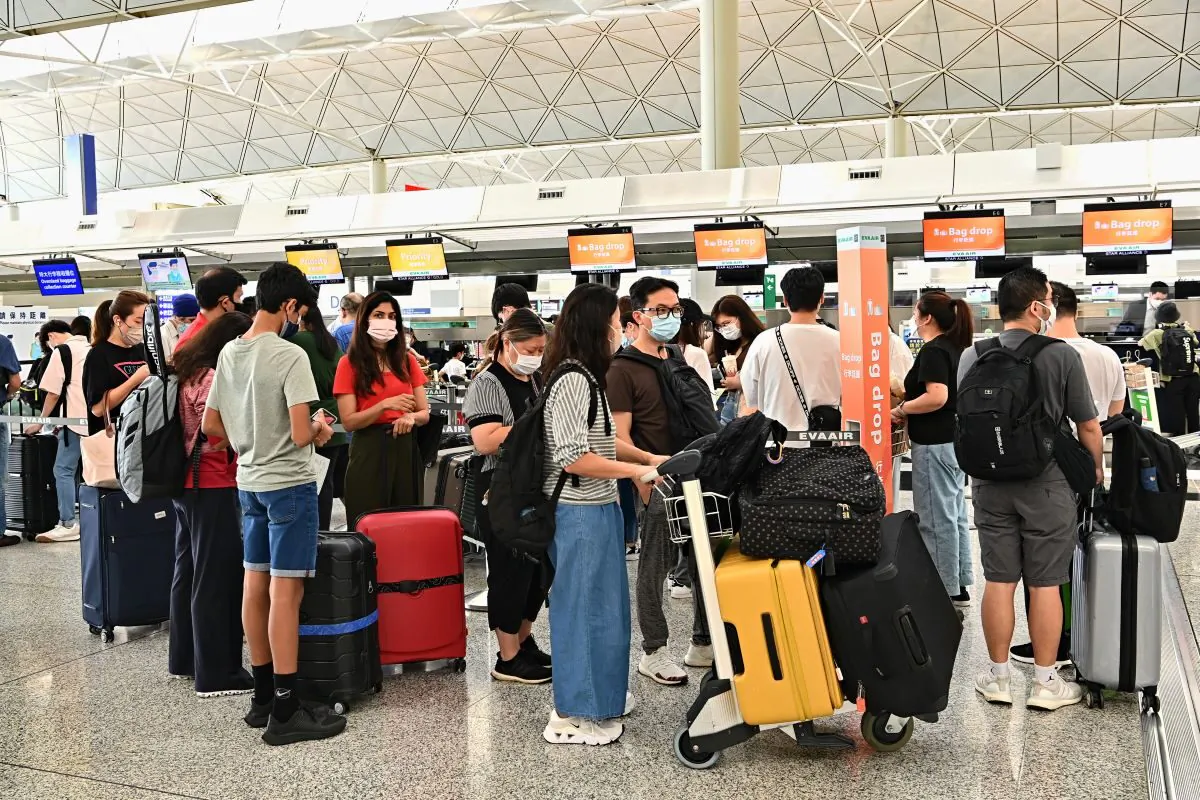 Passengers checking in at the Hong Kong International Airport, Sept. 6, 2022. (Sung Pi-lung/The Epoch Times)