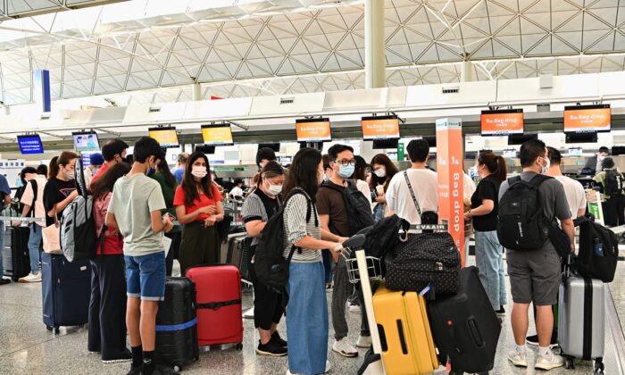 2022年9月6日，在香港国际机场办理登机手续的旅客。（宋丕龙/）