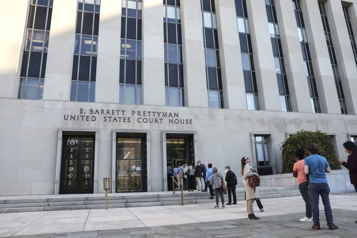 Potential jurors and other visitors wait outside the E. Barrett Prettyman U.S. Courthouse in Washington on Sept. 27, 2022. (Kevin Dietsch/Getty Images)