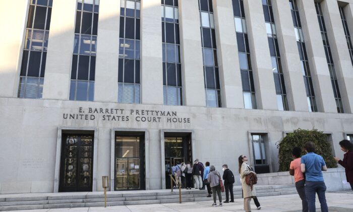 Potential jurors and other visitors wait outside the E. Barrett Prettyman U.S. Courthouse in Washington on Sept. 27, 2022. (Kevin Dietsch/Getty Images)