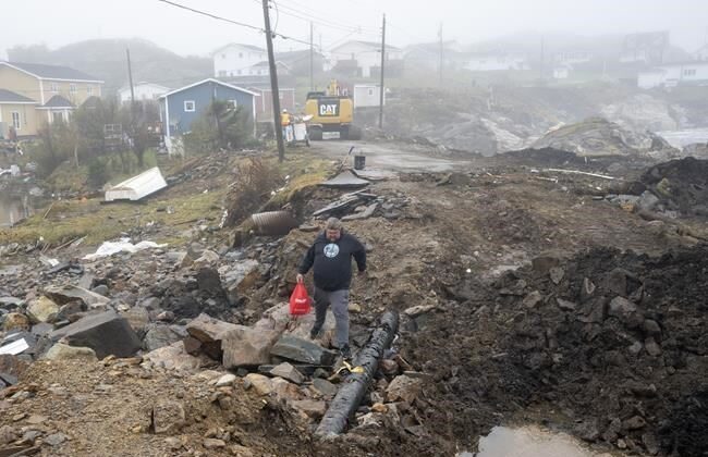2022 年 9 月 28 日，Lindsey Fudge 在纽芬兰烧岛的飓风菲奥娜造成的破坏中运送食品。（加拿大新闻社/Frank Gunn）
