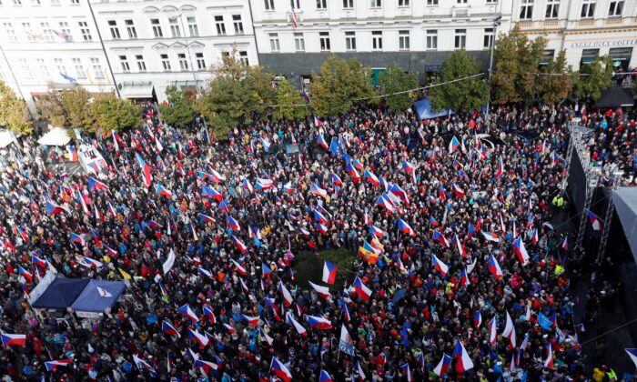 2022 年 9 月 28 日，为应对能源危机和捷克共和国布拉格的价格飙升，示威者参加了反政府抗议集会。（David W Cerny/路透社）