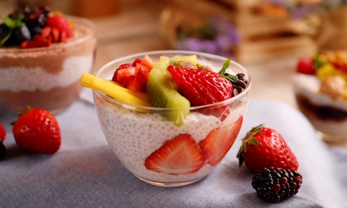 Easy 4-Ingredient Superfood Chia Pudding (RECIPE +Video)