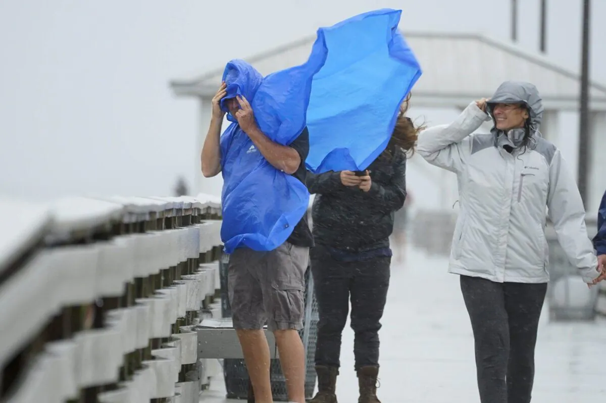People walk on the Ballast Point Pier ahead of Hurricane Ian, Sept. 28, 2022, in Tampa, Fla. (The Canadian Press/AP-Chris O'Meara)