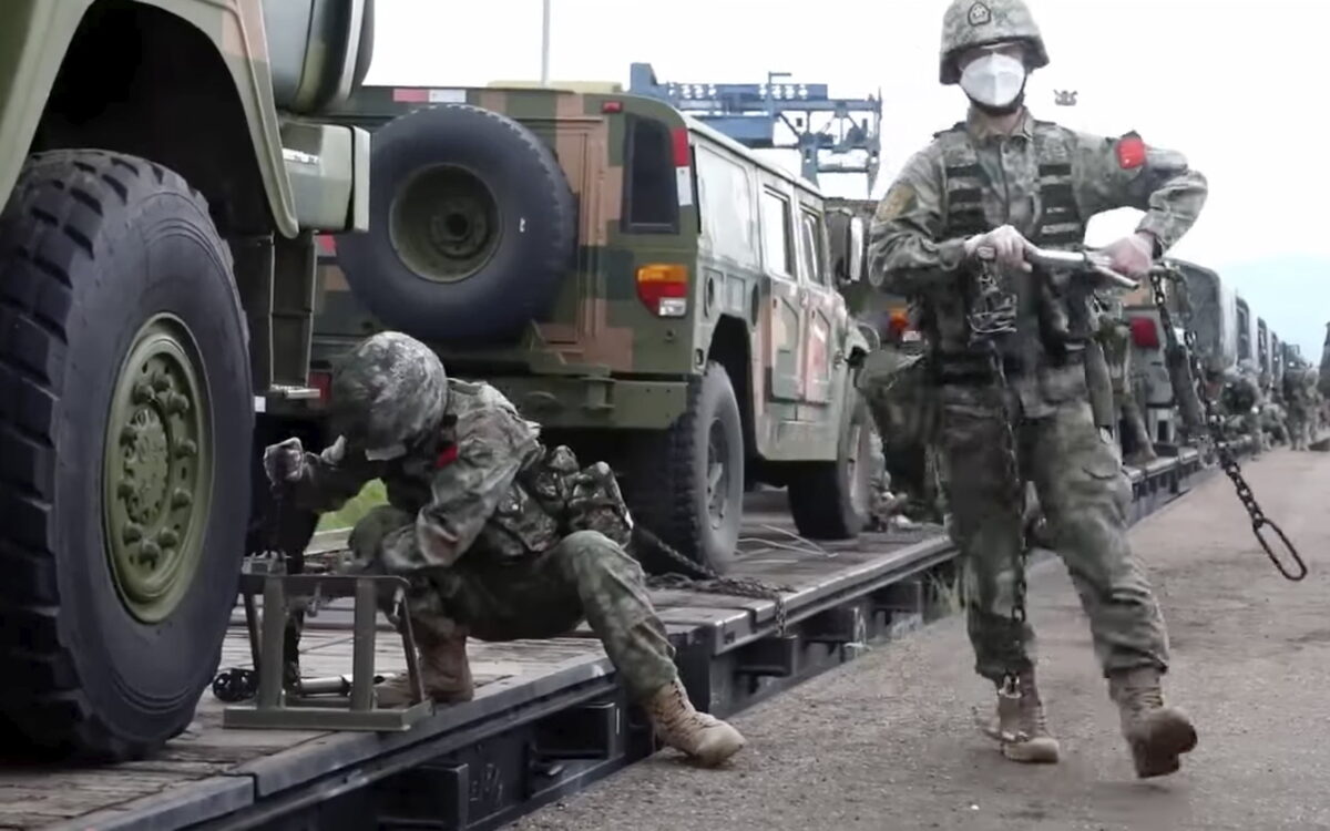 Chińscy żołnierze przybywają na stację kolejową Grodekovo