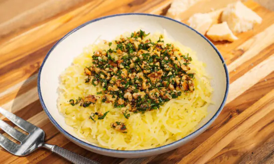 How to Cut and Cook Spaghetti Squash (+ Recipe)
