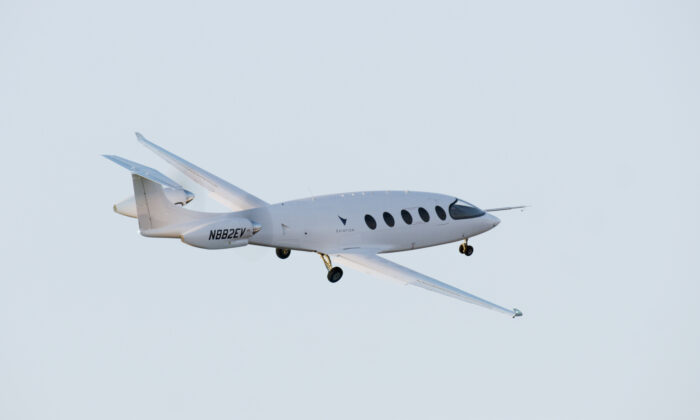 Eviation飞机的电动 "爱丽丝" 飞机于 2022 年 9 月 27 日在华盛顿州摩西湖的格兰特县国际机场上空首次飞行时展示。（由 Eviation Aircraft 提供）