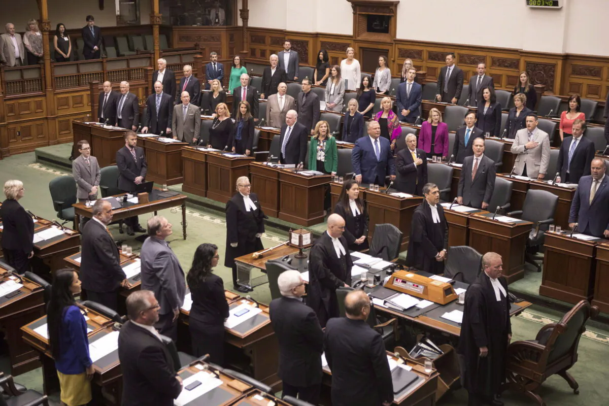 Ontario MPPs sing the national anthem as the Ontario Legislature holds a midnight session in Toronto on Sept. 17, 2018. (Chris Young/The Canadian Press)