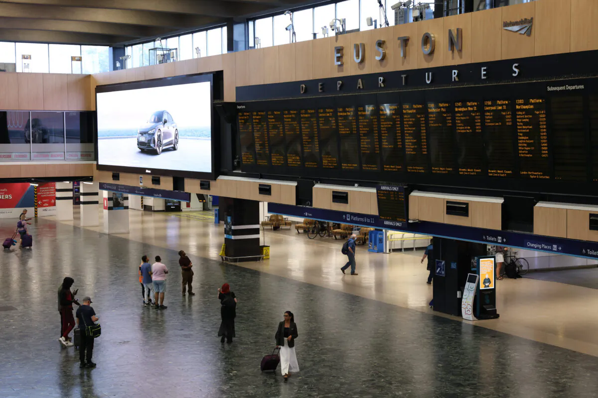Commuters at Euston Station after RMT train strikes brought rail networks to a standstill, in London, on Aug. 20 2022. (Hollie Adams/Getty Images)