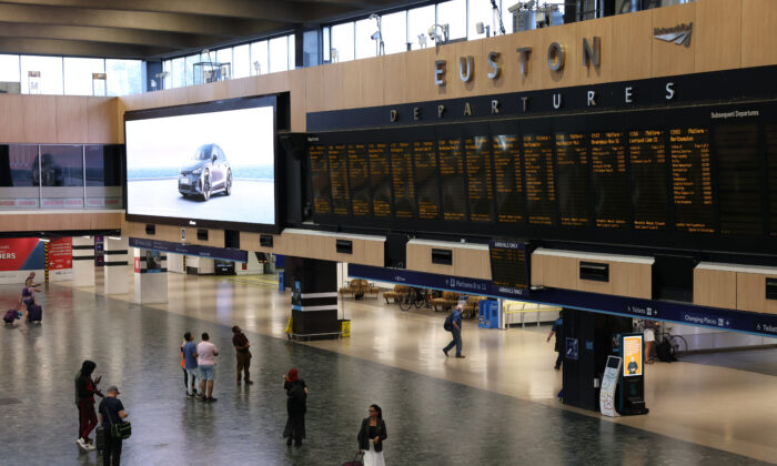 2022 年 8 月 20 日，伦敦 RMT 火车罢工后，尤斯顿站的通勤者使铁路网络陷入停顿。（Hollie Adams/Getty Images）