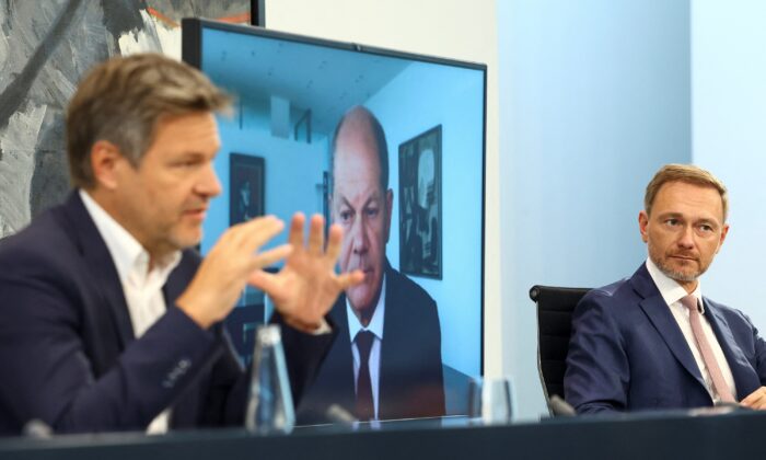 2022 年 9 月 29 日，德国总理奥拉夫·舒尔茨（屏幕上）、经济部长罗伯特·哈贝克和财政部长克里斯蒂安·林德纳出席了关于如何应对高油价的新闻发布会。（Lisi Niesner/路透社）